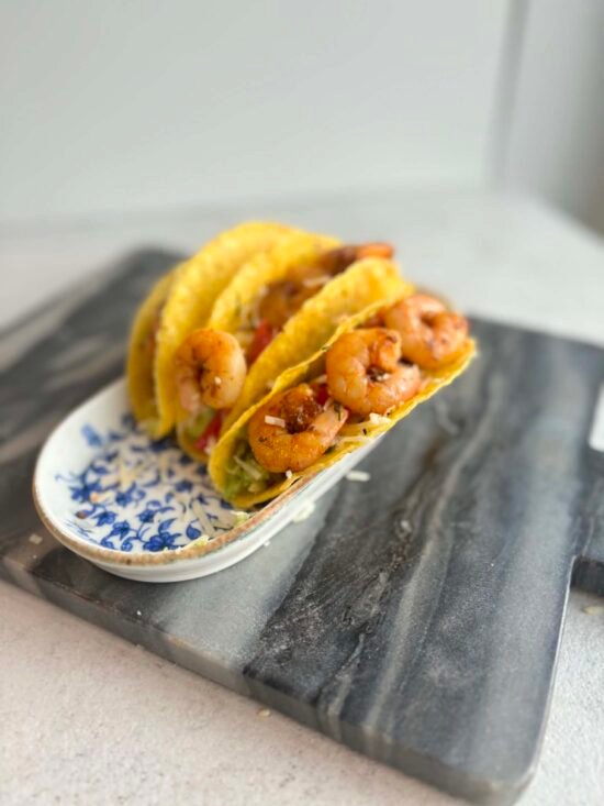 Krevečių tacos su gvakamole ir gaivia mango salsa